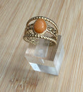 Bague dorée à pierre colorée
