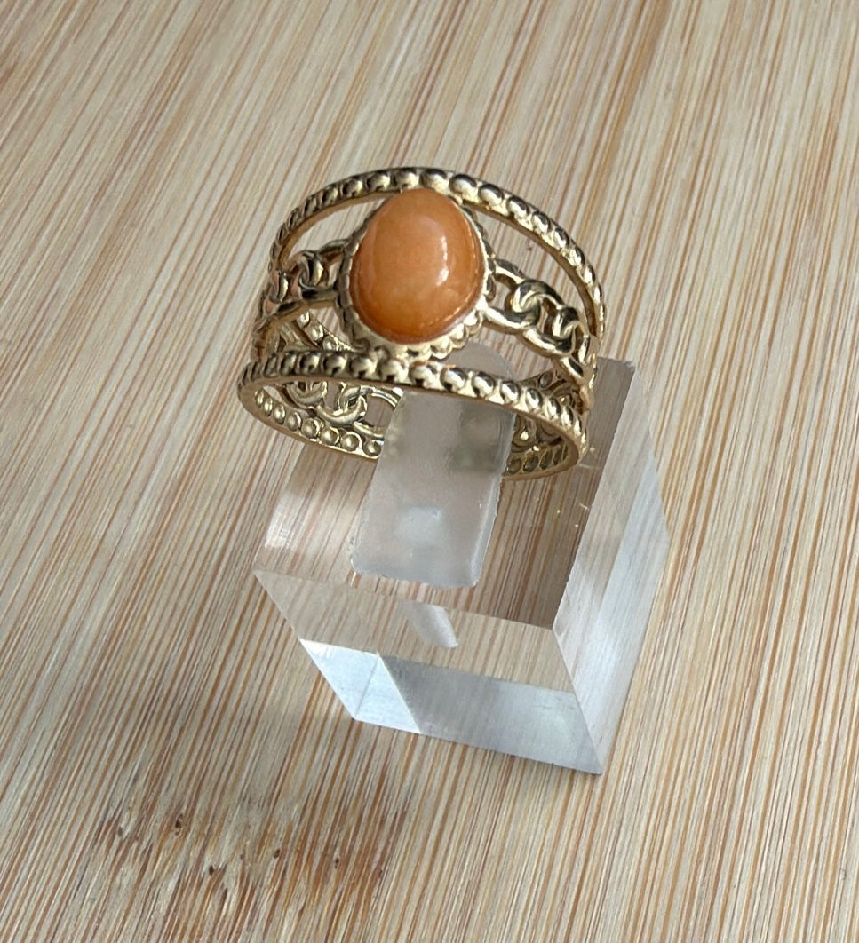 Bague dorée à pierre colorée