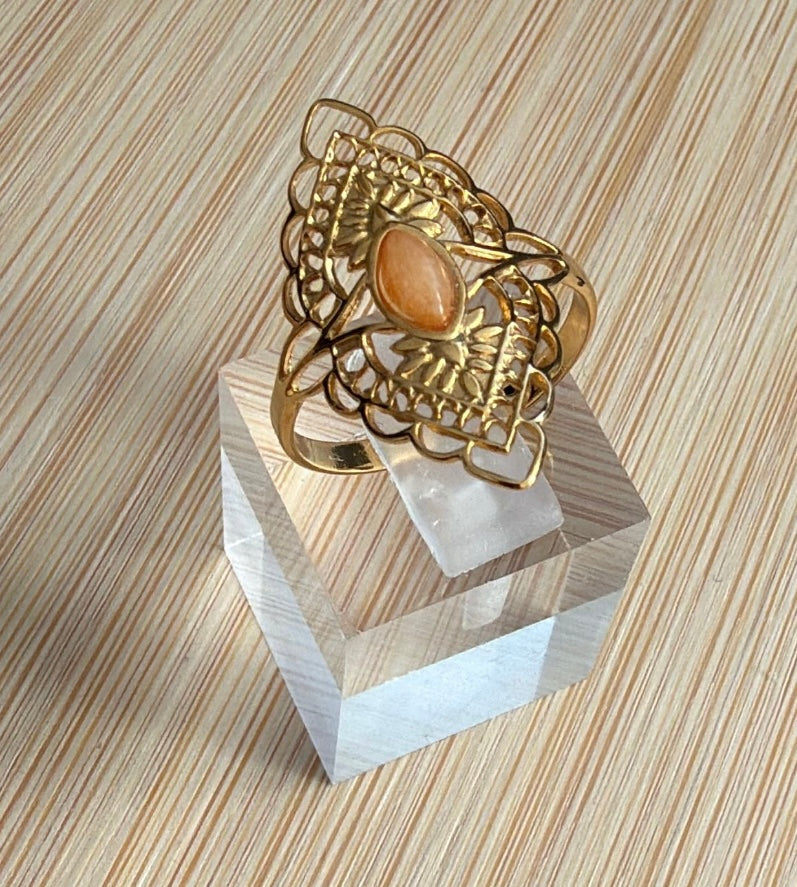 Bague dorée à pierre colorée