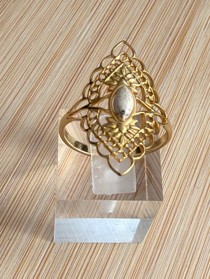 Bague dorée à pierre colorée