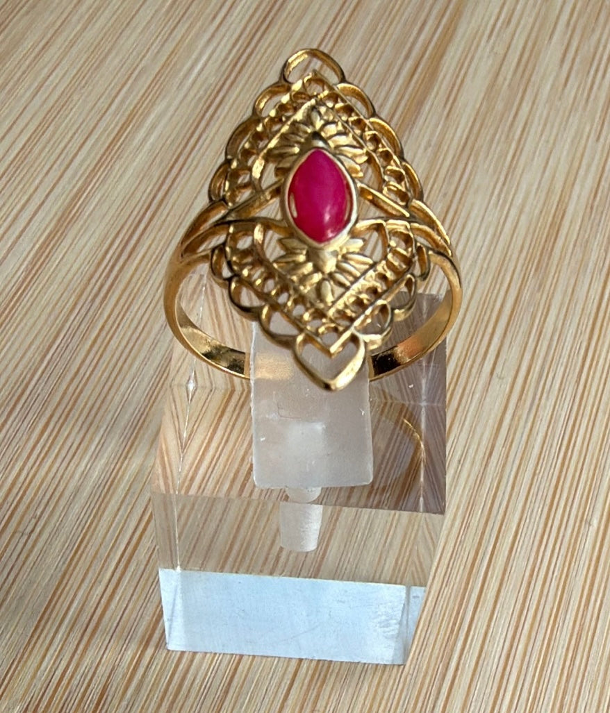 Bague dorée à pierre colorée