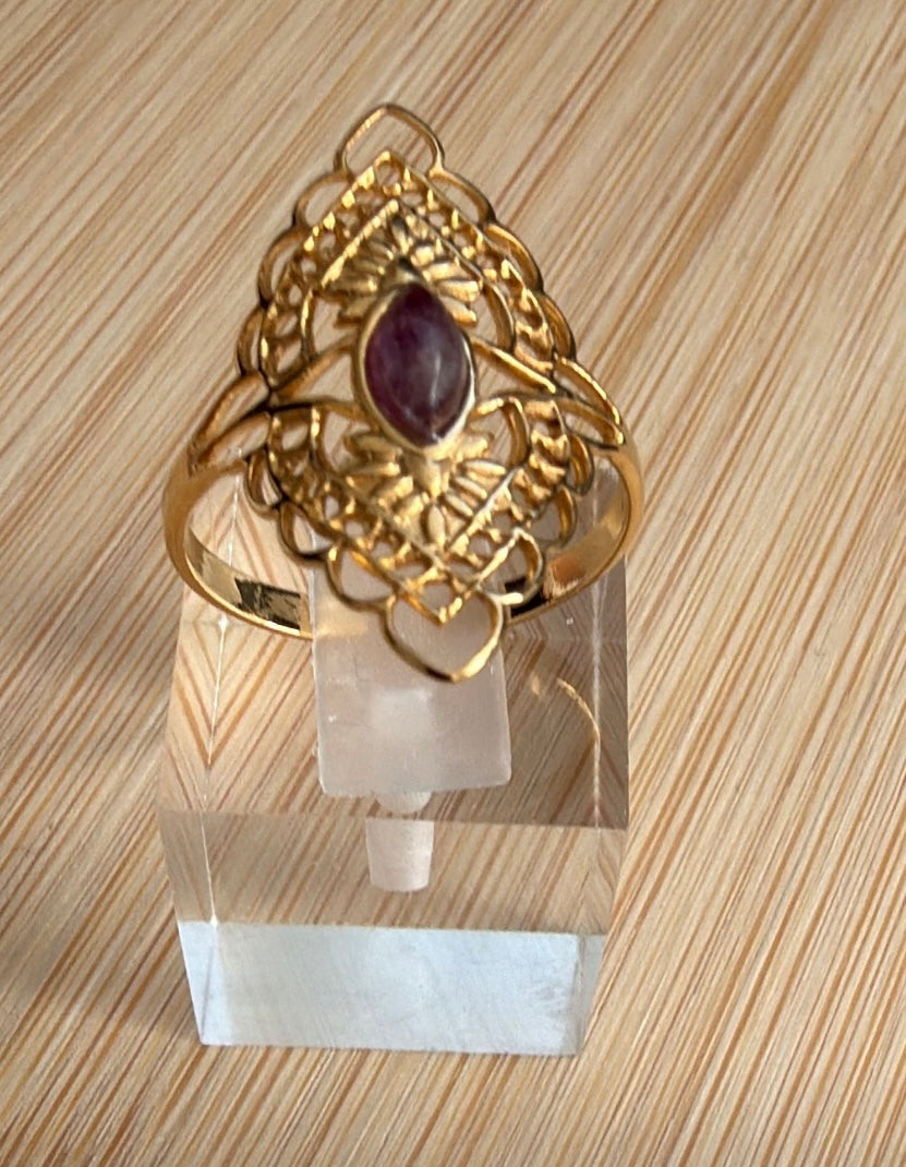 Bague dorée à pierre colorée