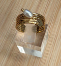Bague dorée à pampille perle
