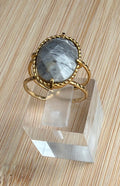 Bague dorée à pierre grise