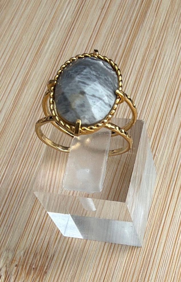 Bague dorée à pierre grise