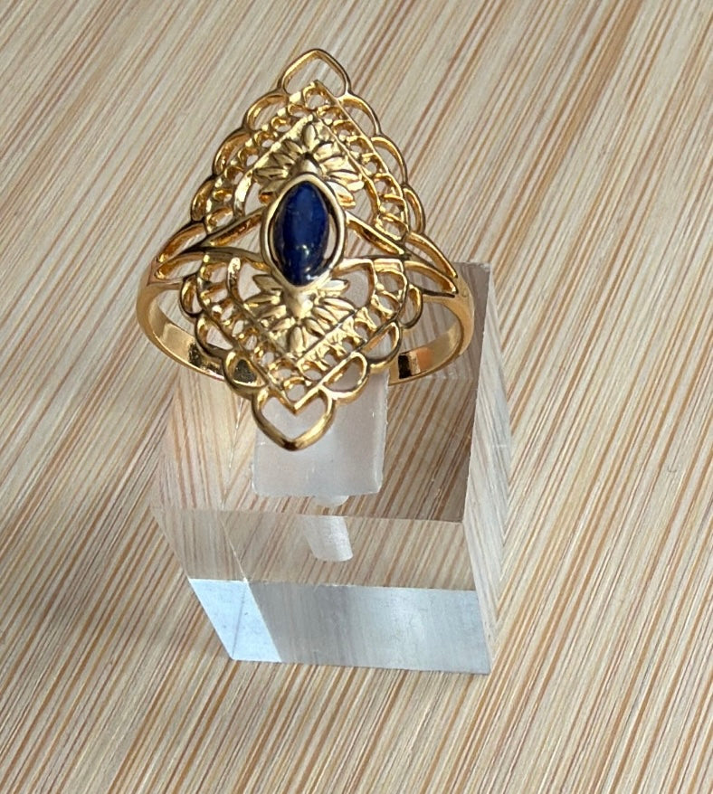 Bague dorée à pierre colorée