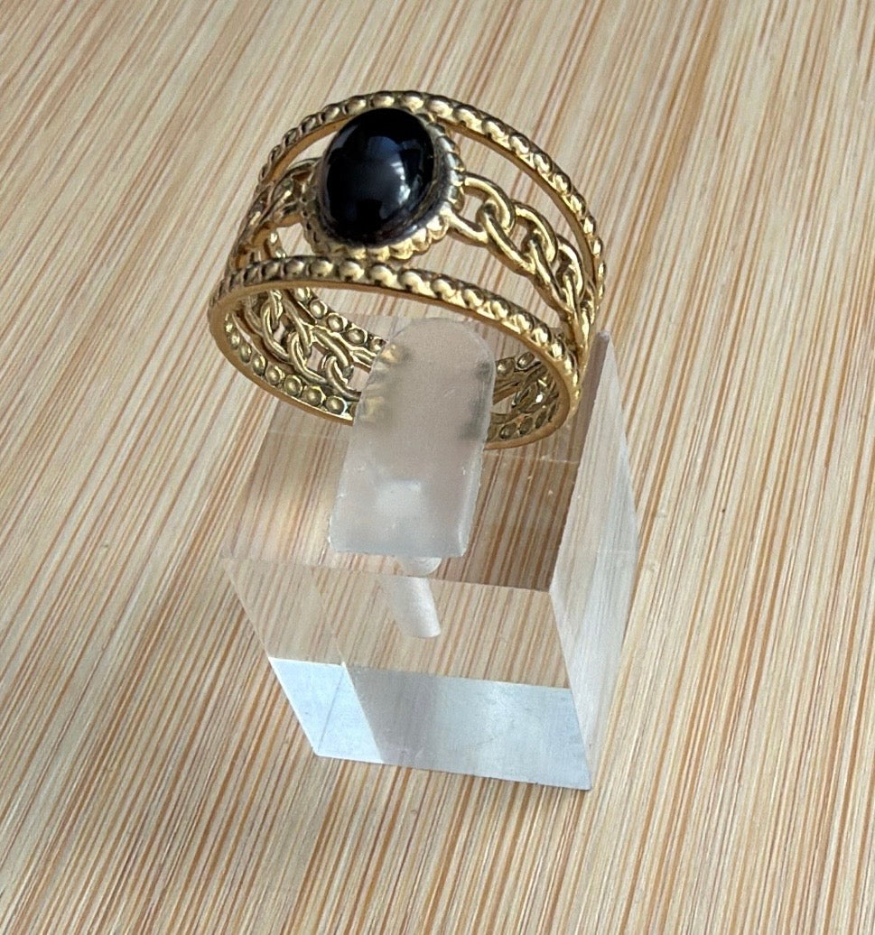 Bague dorée à pierre colorée
