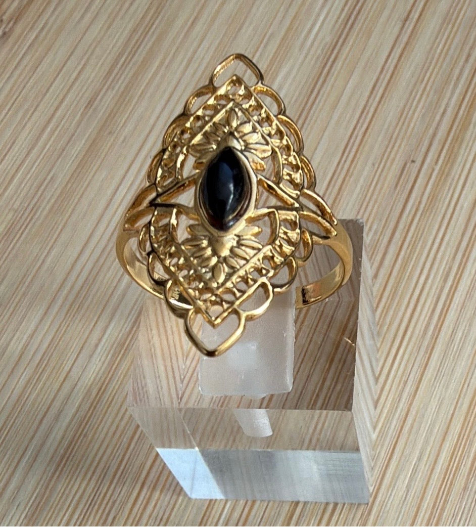 Bague dorée à pierre colorée