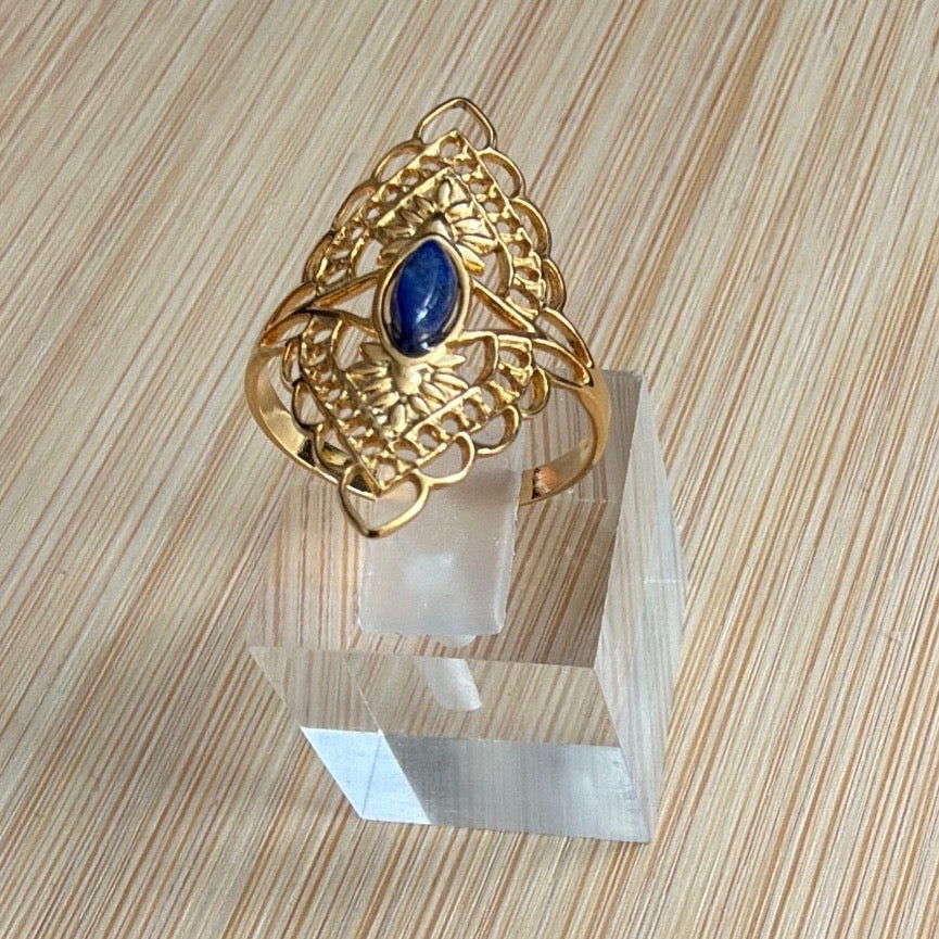Bague dorée à pierre colorée